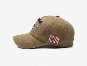 Détail de la broderie requin et patch drapeau US sur casquette de baseball kaki lavé