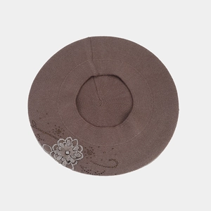 Dettaglio del basco in maglia con fiore 3D e ricami di perline in marrone caffè
