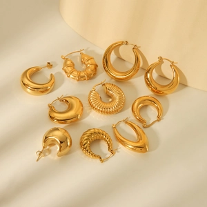 Poliertes Set aus goldenen Hohl-Creolen mit gedrehter Textur und Wassertropfen-Design