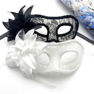 Masques de mascarade vénitiens en dentelle noire et blanche avec fleurs pour Halloween