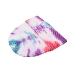 Gros plan du bonnet en tricot tie-dye multicolore avec une texture côtelée chaude