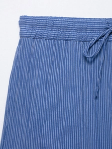 Gros plan du short à rayures bleues et blanches avec taille élastique et cordon