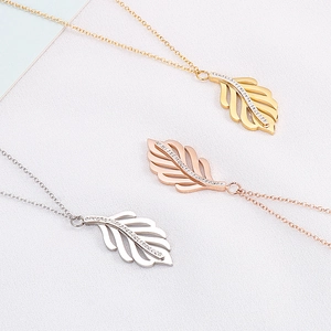 Ensemble de trois colliers feuilles en acier titane : or, or rose et argent poli