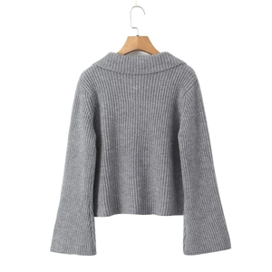 Vue détaillée du pull en maille grise avec col à revers et texture sur fond blanc