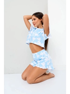 Dettaglio del crop top tie-dye blu e bianco e pantaloncini con volant per l'estate