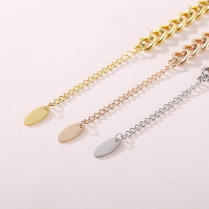 Détail des chaînes d'extension en métal doré, or rose et argent pour bracelets