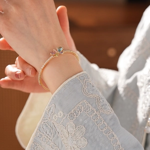 Eleganter vergoldeter Schmetterlings-Armreif mit bunten Zirkonia-Steinen für Damen