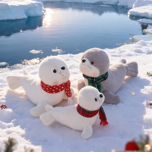 Peluches otaries avec écharpes à carreaux sur neige, doudous phoques blanc et gris