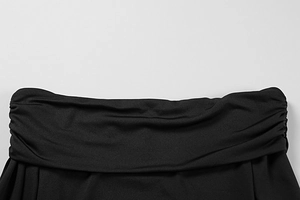 Détail de la robe bustier noire avec volants élégants et texture de tissu tricoté fin