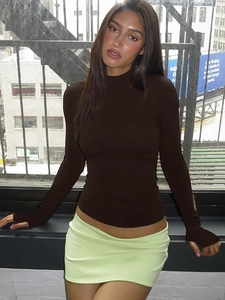 Haut en maille moulant marron foncé à manches longues avec passe-pouces et jupe jaune