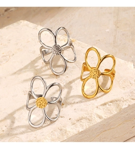 Drei minimalistische Blumenringe in Gold, Silber und Bicolor auf strukturiertem Stein