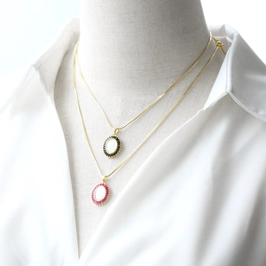 Collar de cadena de serpiente dorada con colgante ovalado de Virgen María y circonitas