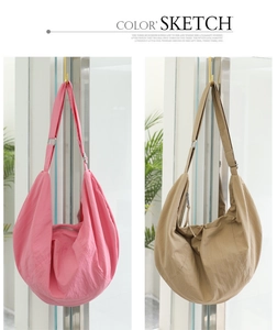 Dettaglio comparativo di grandi borse shopper in nylon nei colori rosa e kaki