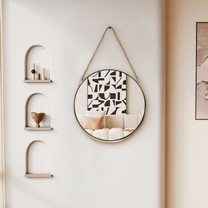 Noorse ronde wandspiegel met zwart metalen frame en ophanging van natuurlijk henneptouw
