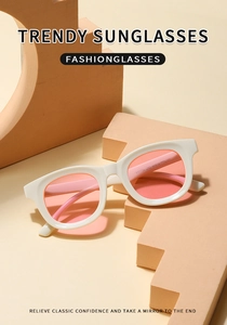 Detailweergave van de witte zonnebril met roze glazen en model YT7736 op de pootjes