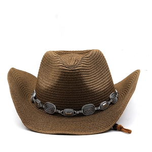 Détail d'un chapeau de cowboy en paille marron foncé avec bande décorative en métal argenté