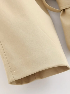 Gros plan sur la texture du tissu sergé kaki et les coutures de qualité sur le vêtement