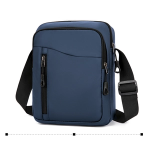 Dettaglio borsa a tracolla blu in tessuto Oxford con tasche a zip e cinturino