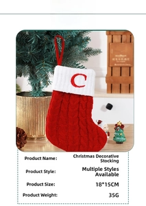 Détail de chaussette de Noël en tricot torsadé rouge avec bord en peluche et lettre C