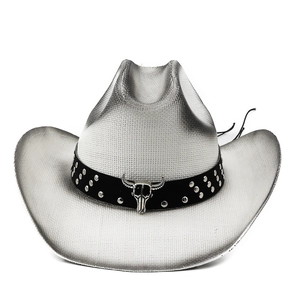 Détail d'un chapeau de cow-boy blanc avec crâne de taureau argenté et ruban clouté