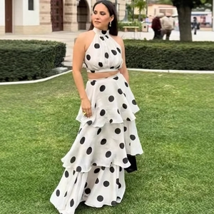 Elegantes Polka-Dot-Set mit Neckholder-Crop-Top und Stufenrock für den Sommerurlaub