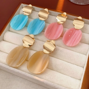 Trois paires de boucles d'oreilles ovales en acrylique doré, rose, bleu et beige élégantes