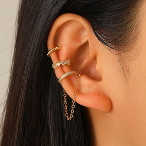 Set de tres ear cuffs dorados con circonitas y cadena de diseño minimalista