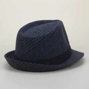 Dettaglio cappello fedora in lana blu scuro a quadri con fascia in gros-grain nera
