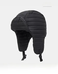 Detailansicht der schwarzen gesteppten Fliegermütze mit wasserdichtem Nylon und Schnalle