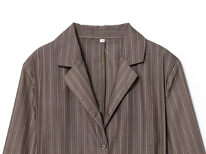 Gros plan d'un blazer marron à rayures avec épaulettes et détail de l'étiquette taille S