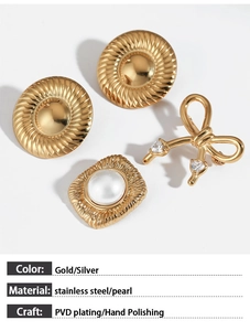 Détail de la broche nœud dorée et boucles d'oreilles perles avec placage PVD