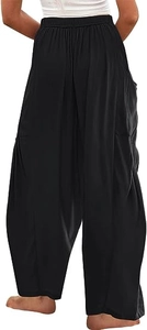 Détail de la taille haute élastique et du tissu fluide sur un pantalon sarouel noir