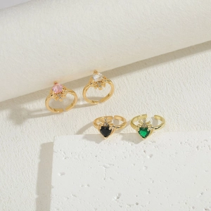 Lujosos anillos de oro con circonitas en forma de corazón rosa, blanco, negro y verde