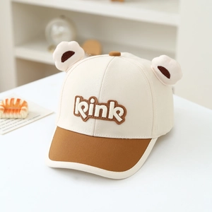 Beige-braune Kinder-Baseballkappe mit Bärenohren und Kink-Stickerei auf weißem Tisch