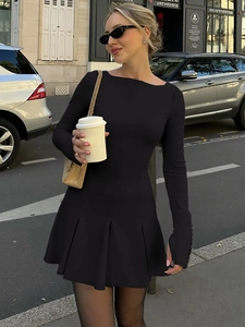 Elegantes schwarzes langärmliges Plissee-Minikleid mit schmaler Passform und Rundhals
