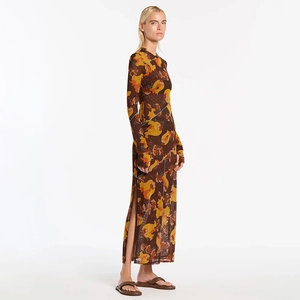 Détail de la robe longue à fleurs avec fente latérale et manches longues transparentes