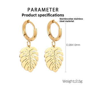 Detail der goldenen Edelstahl-Ohrringe im Monstera-Blatt-Design mit Größenangaben