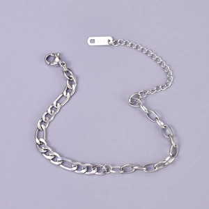 Minimalist silver Figaro chain bracelet in 18k plated stainless steel with lobster clasp