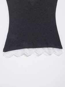 Détail du haut en maille gris avec bordure en dentelle blanche et texture délicate