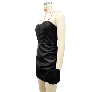 Detail der gerafften Seiten einer schwarzen trägerlosen Mini-PU-Lederkleid-Passform