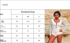 Tableau des tailles pour combishort en dentelle et mannequin portant la tenue blanche