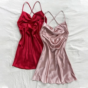 Nuisette élégante en satin dos nu rouge foncé et rose lotus avec col bénitier fluide