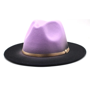 Détail du chapeau fedora en laine dégradé violet et noir avec boucle dorée