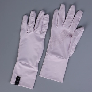 Détail de gants de protection solaire en maille avec paume antidérapante et poignet long