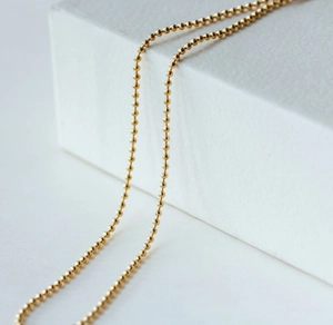 18k vergoldete Edelstahl-Kugelkette Halskette auf einer eleganten Geschenkbox präsentiert