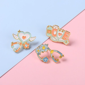 Set di 3 spille mediche in smalto a forma di cuore e stetoscopio con cappello