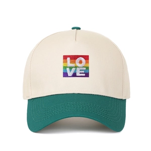 Dettaglio del ricamo LOVE arcobaleno su un cappellino da baseball multicolore