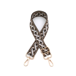 Détail de la bandoulière large réglable avec motif géométrique de losanges marron et noir