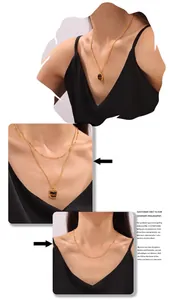 Détail d'un collier double rang en titane doré avec pendentif œil de tigre sur mannequin