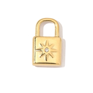 Détail d'un pendentif cadenas doré avec gravure soleil et cristal central brillant